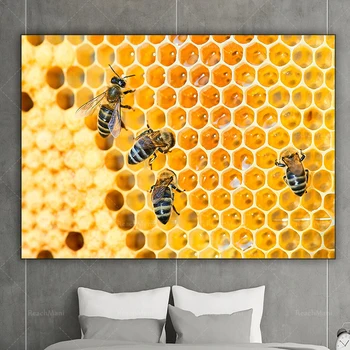 Четири малки стълба пчели събират мед в пчелна пита Свръхестествена фотография стенен печат на летящи пчели плакат за стая де